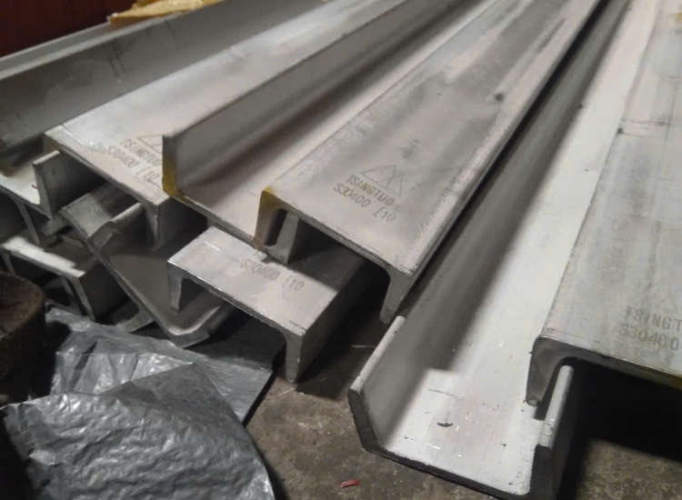 U ĐÚC INOX 304 -130 x 65 x 6.0 x 6M