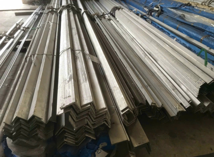 VÊ ĐÚC INOX 304: 60 x 60 x 5.0 x 6 M