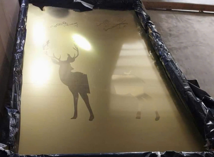 TẤM INOX HOA VĂN CỬA, CA BIN CON NAI  MÀU TRẮNG -VÀNG