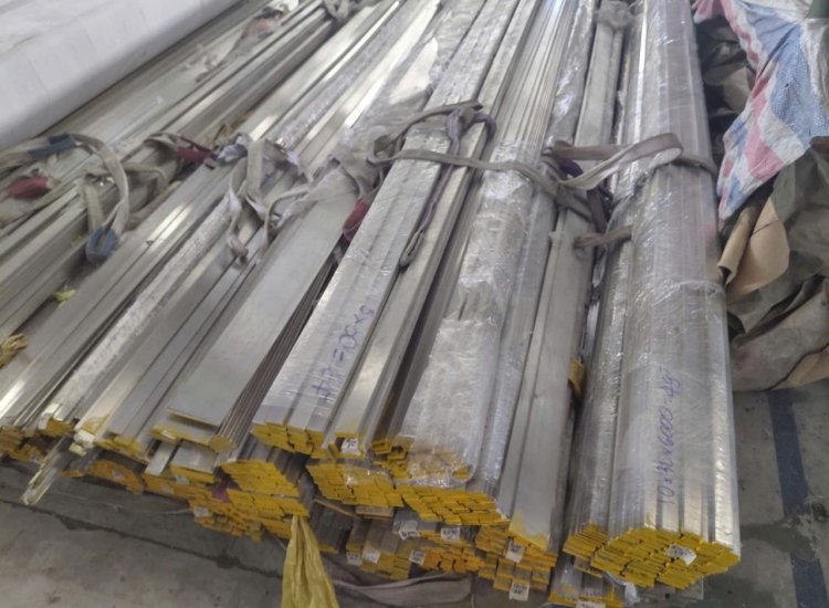 THANH LA ĐÚC 304 SỌC XƯỚC : 80 x 8.0 x 4000/6000MM/HL- LẬP LÀ INOX - Stainless Steel Bar Flat