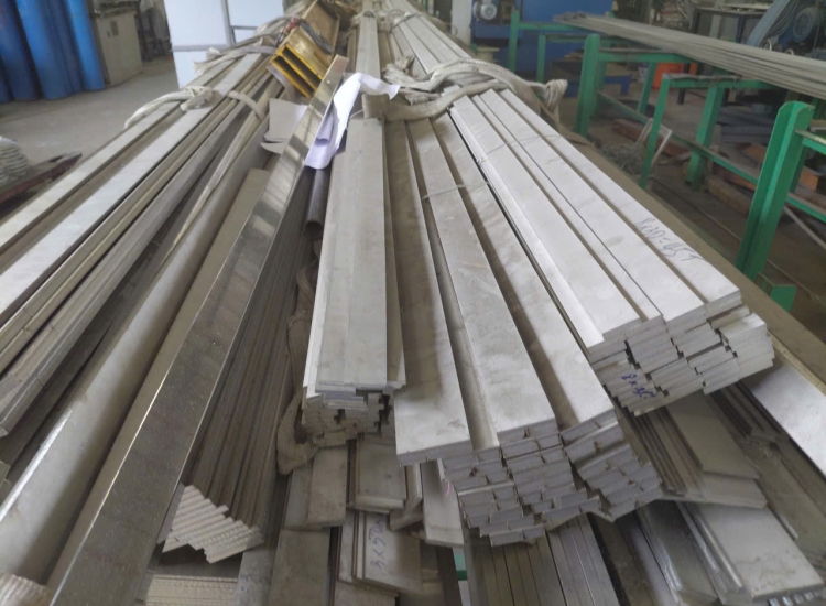 THANH LA ĐÚC 304 SỌC XƯỚC : 60 x 3.0 x 4000/6000MM/HL- LẬP LÀ INOX- Stainless Steel Bar Flat