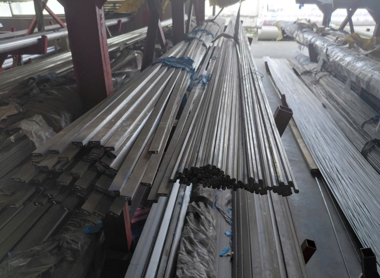 THANH LA ĐÚC 304 SỌC XƯỚC : 30 x 8.0 x 4000/6000MM/HL- LẬP LÀ INOX - Stainless Steel Flat Bar